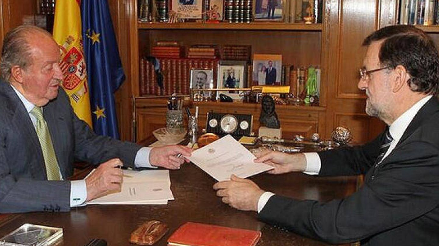 l Rey entrega a Mariano Rajoy el documento de la abdicación.