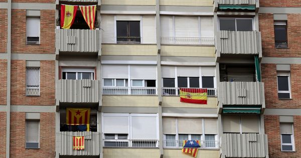 Foto: Esteladas y banderas de España en un edificio de Barcelona. (Reuters)