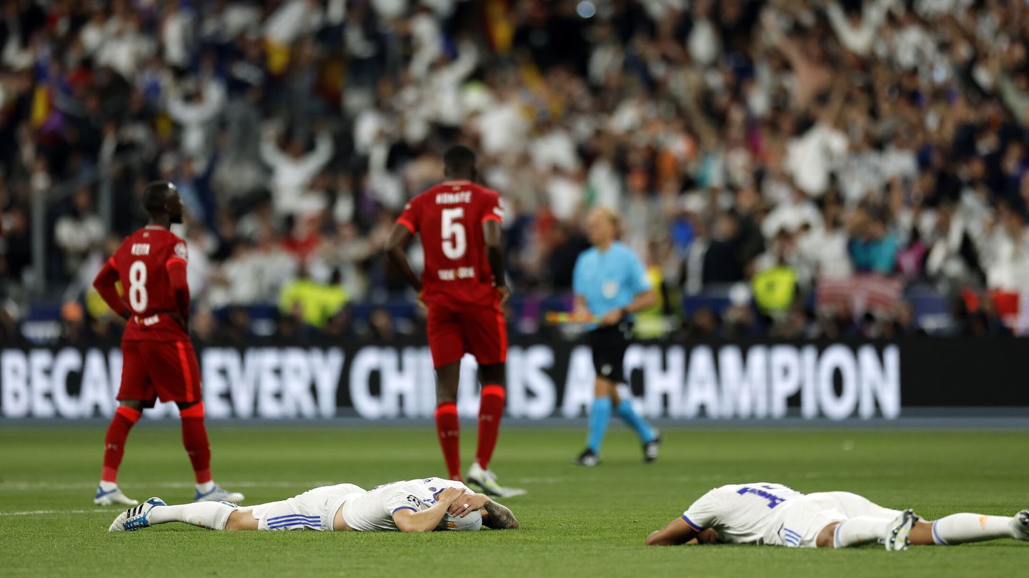 La decepción de los jugadores del Liverpool tras perder la final. (EFE/Yoan Valat)