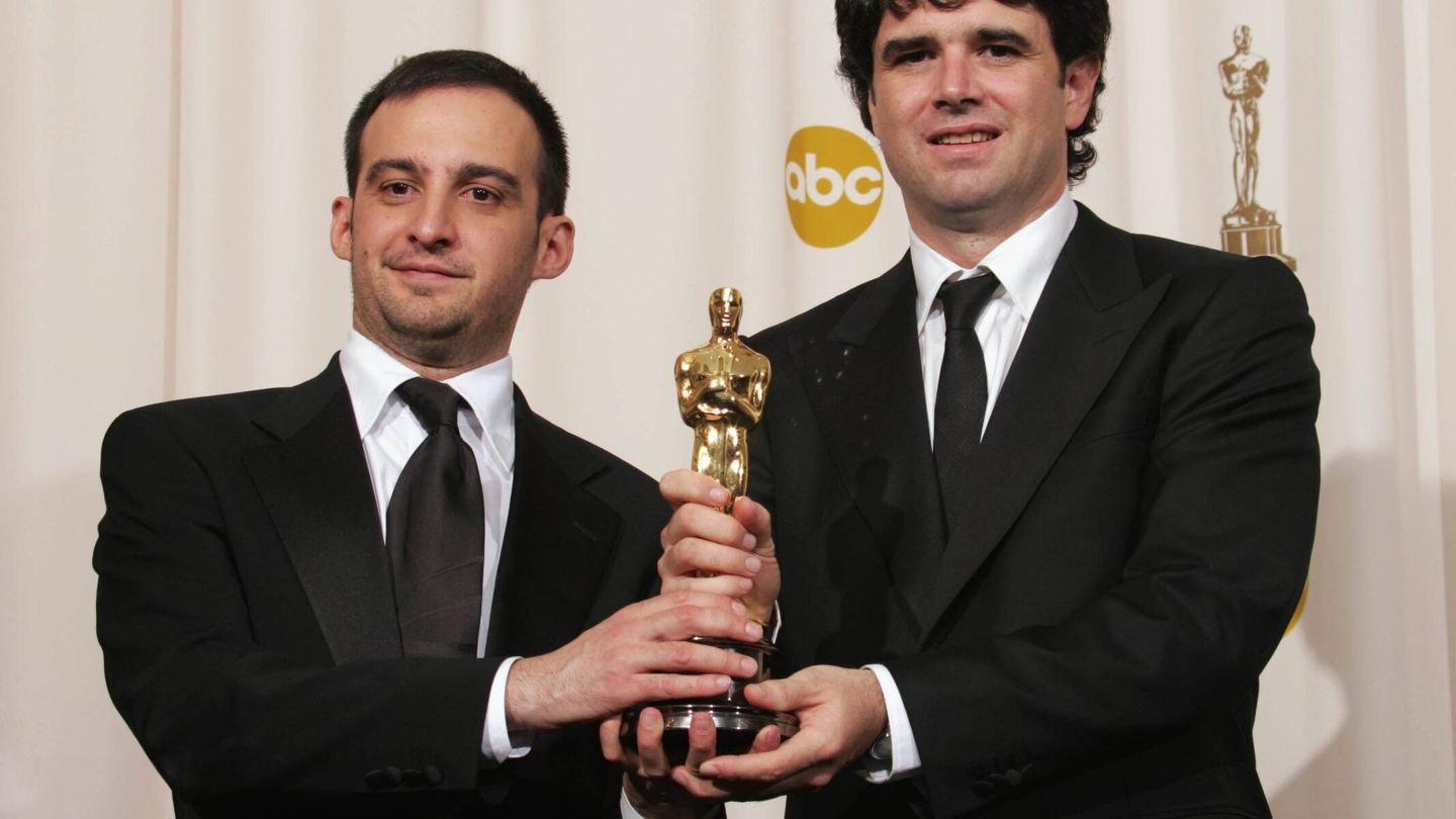 Alejandro Amenábar, al lado del productor Fernando Bovaira con su premio Oscar por 'Mar adentro' en 2005. (Getty/Carlo Allegri)