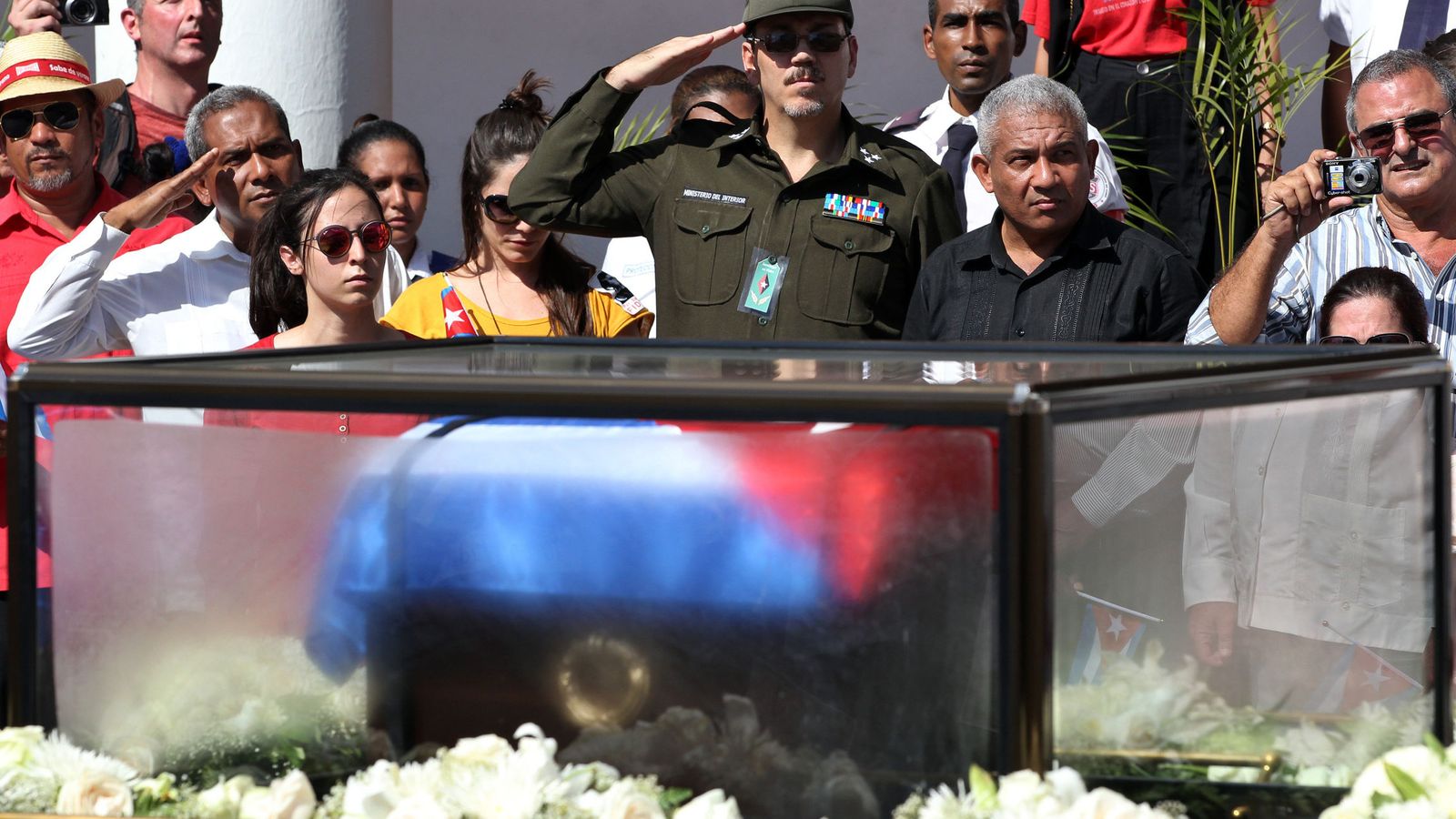 Foto: El coronel Alejandro Castro Espín (c), hijo del presidente cubano, Raúl Castro, rinde honores a la caravana con las cenizas del fallecido Fidel Castro, en Santiago de Cuba (Efe).