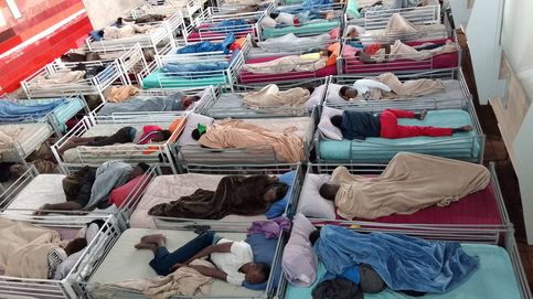 Cien camas por habitación y cuatro baños para 200: así viven los menores migrantes en Canarias