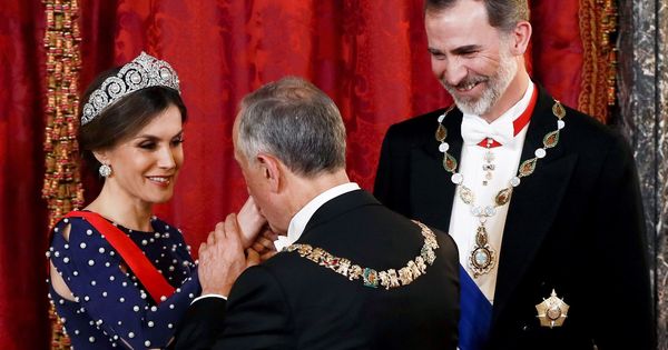 Foto: Los Reyes junto al presidente de Portugal durante la cena de gala celebrada en el Palacio Real el pasado abril con motivo de la visita de Marcelo Rabelo. (EFE)