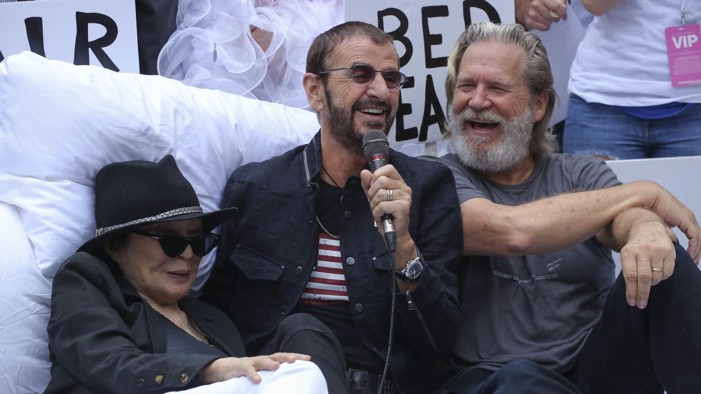 Ringo, junto a Yoko Ono y Jeff Bridges en una imagen reciente. (EFE)