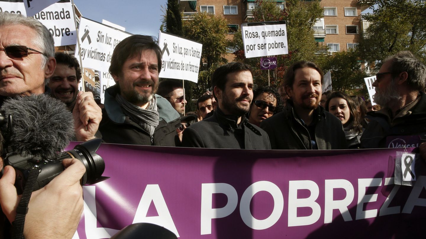 Dirigentes de Unidos Podemos en la marcha frente a las oficinas de Gas Natural Fenosa. (EFE)