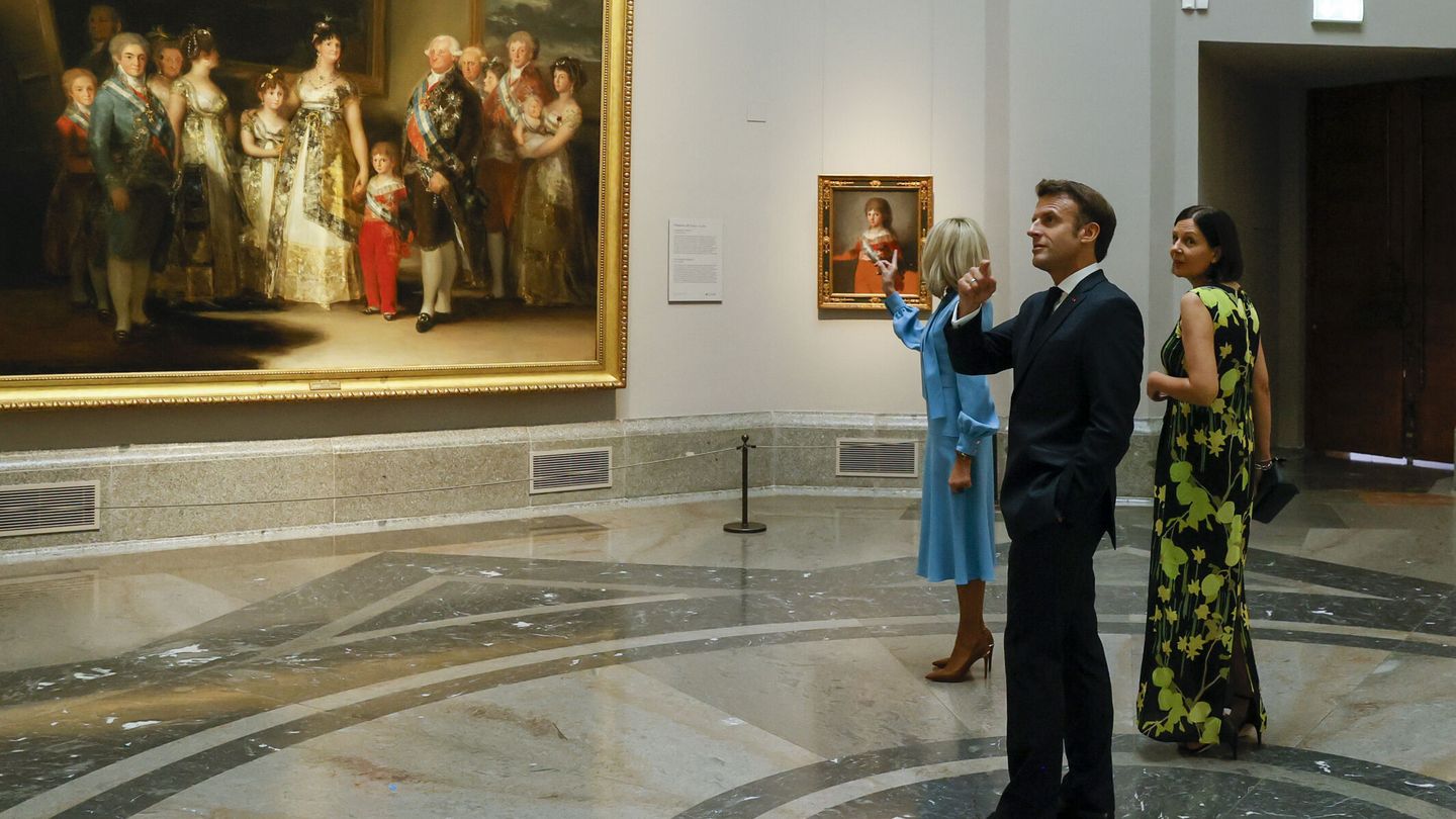 Los Macron, admirando las joyas del Prado. (EFE/Ballesteros)