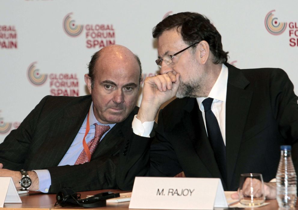 Foto: El presidente del Gobierno, Mariano Rajoy (d), conversa con el ministro de Economía, Luis de Guindos (Efe)