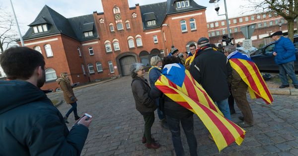 Foto: Simpatizantes del expresidente de la Generalitat Carles Puigdemont esperan su salida de prisión a las puertas de la cárcel de Neumünster. (EFE)