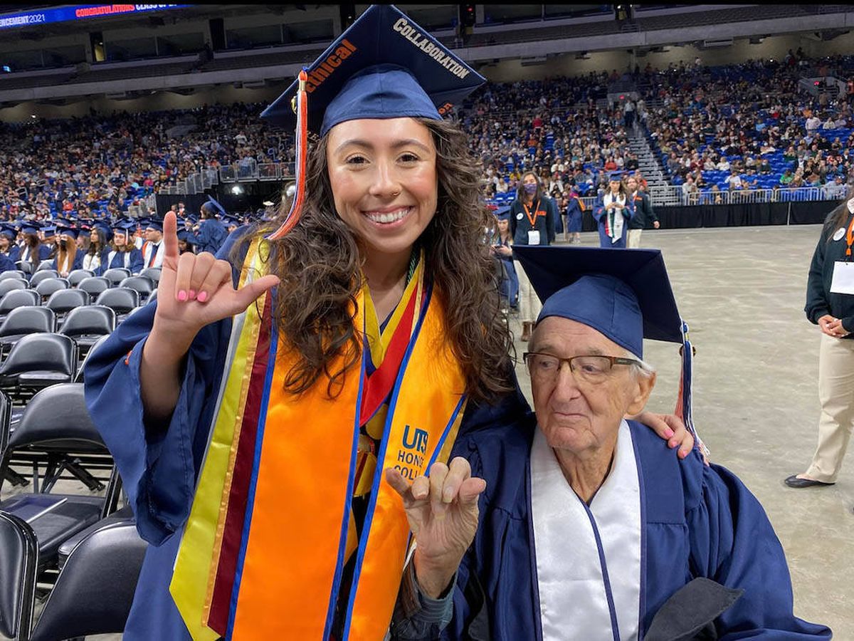 Foto: Una joven de 23 años y su abuelo de 88 se gradúan juntos en la universidad (Twitter @UTSA)