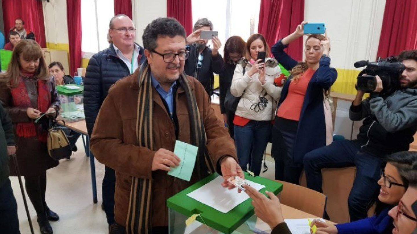 El candidato de VOX, Francisco Serrano, en el momento de ejercer su derecho al voto en Sevilla. (EFE)