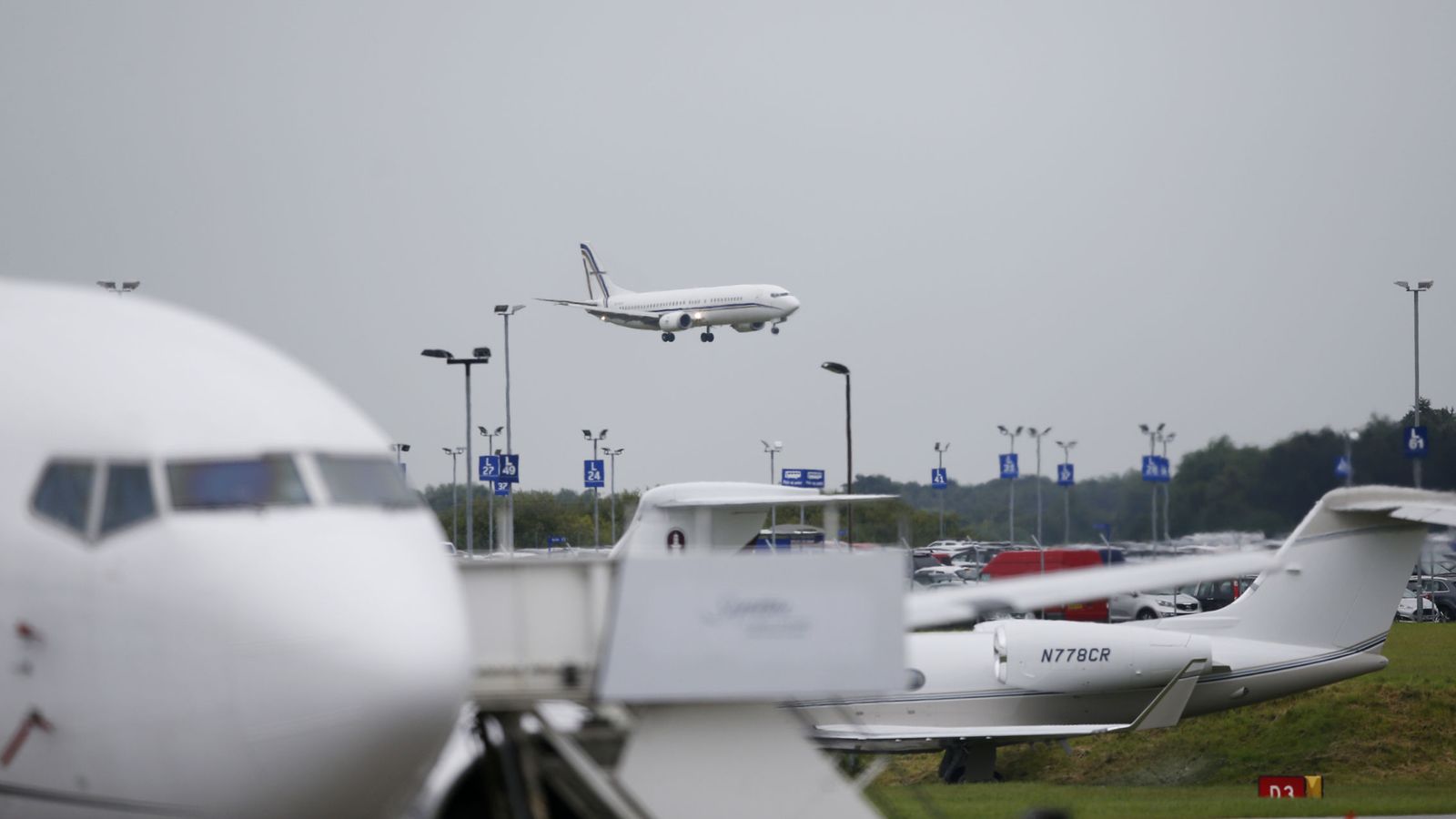 Foto: Un avión aterrizando en el aeropuerto de Luton, en junio de 2016 (Reuters)