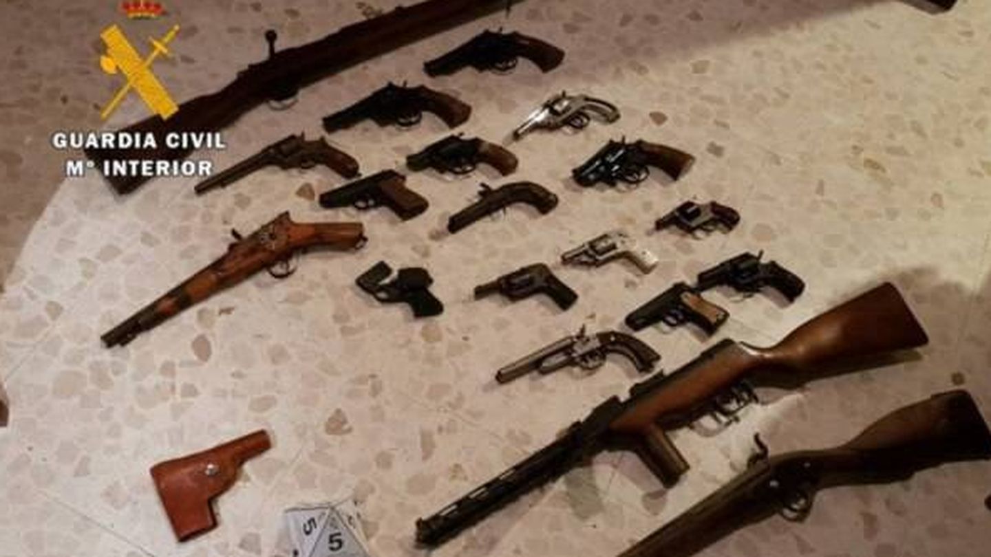 Las 19 armas incautadas por la Guardia Civil. (Guardia Civil)