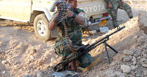 Foto: Un combatiente de los "peshmerga" prepara su arma en el norte de Kirkuk. (Reuters)