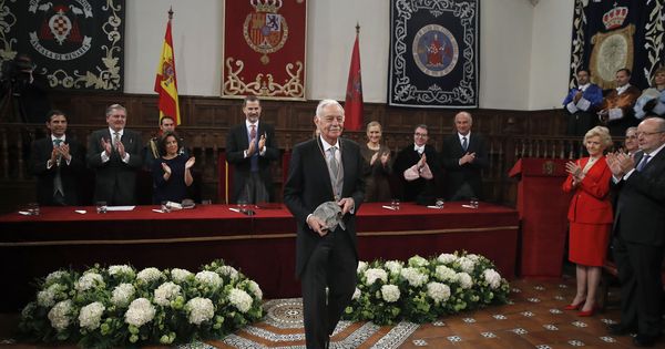 Foto: Eduardo Mendoza recibe el Cervantes. (EFE)