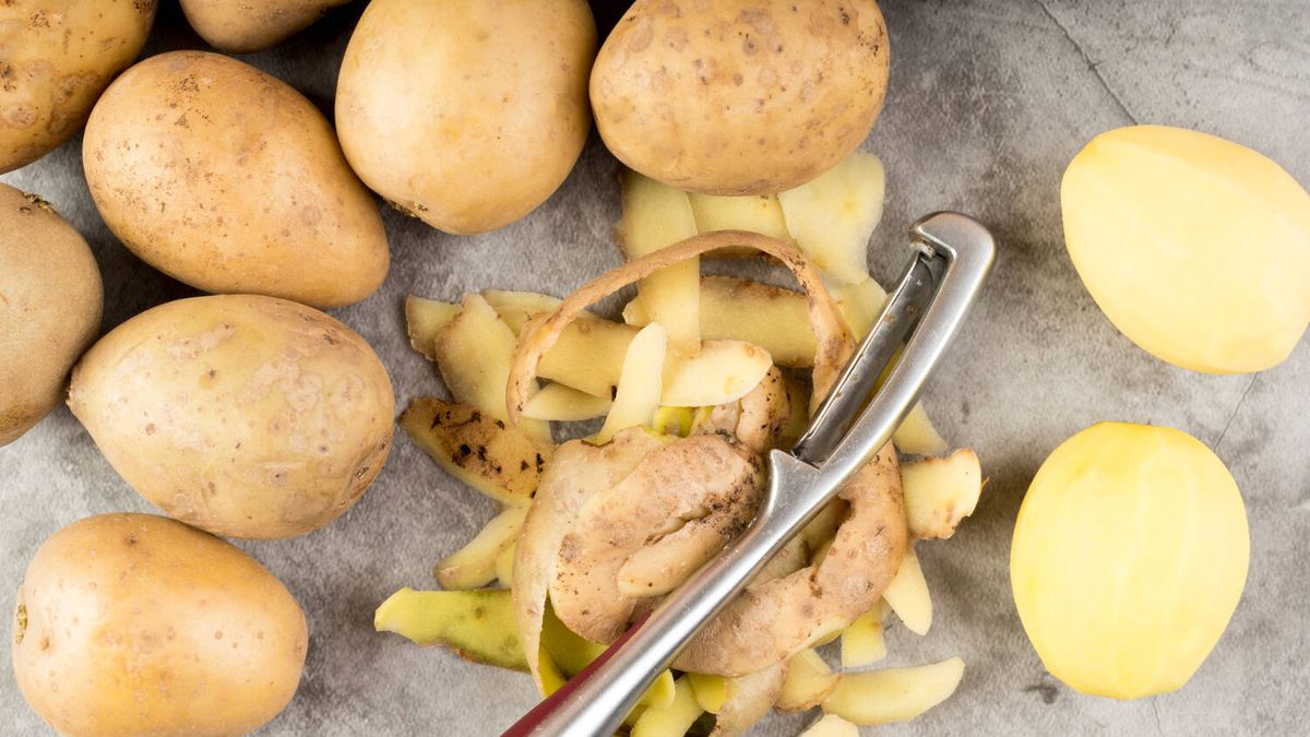 ¿Tiras las peladuras de las patatas? Prueba a prepararlas como 'snack' en la freidora de aire