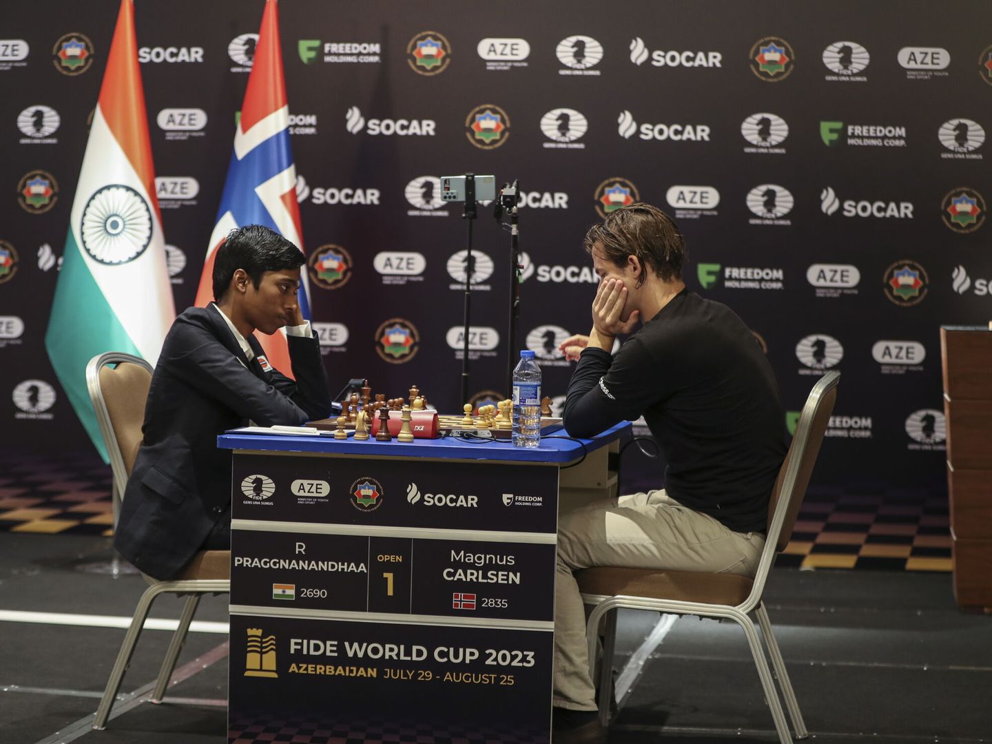 Magnus Carlsen (derecha), en una partida de la Copa del Mundo ante Praggnanandhaa. (EFE)