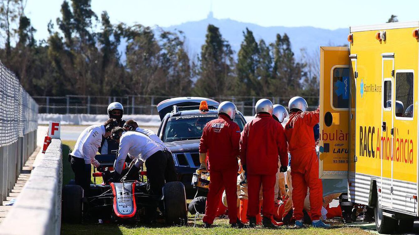 Foto: Fernando Alonso, atendido tras el accidente sufrido en Montmeló.