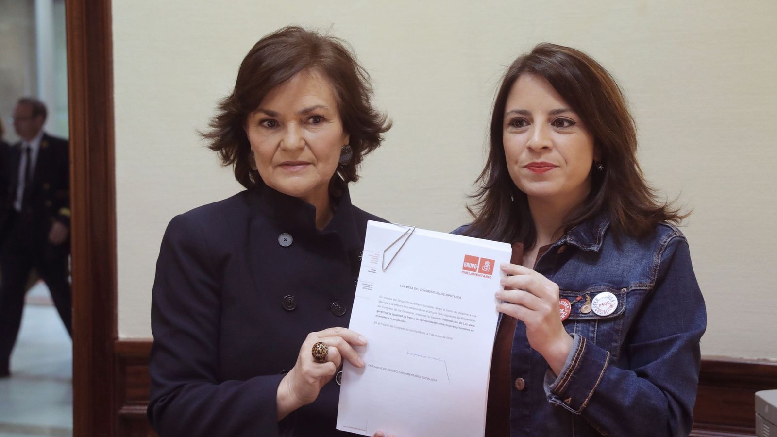 Foto: Carmen Calvo, vicepresidenta del Gobierno, y Adriana Lastra, portavoz parlamentaria del PSOE. (EFE)