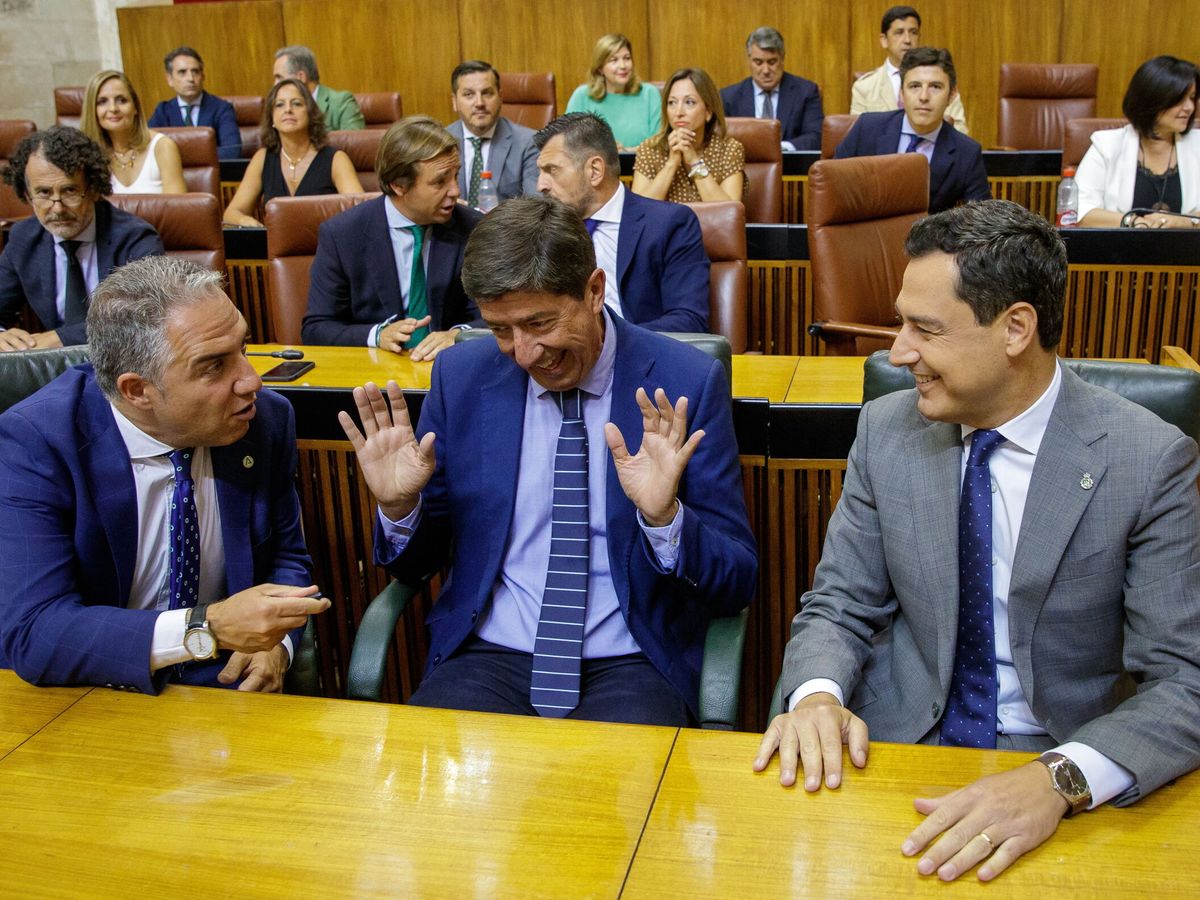 Foto: Juan Marín, entre Elías Bendodo y Juanma Moreno, en el Parlamento durante el debate de investidura. (EFE/Julio Muñoz)