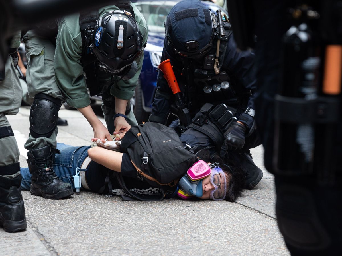 Foto: Un detenido en las protestas en Hong Kong. (EFE)