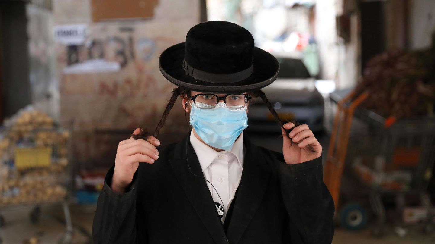 Un judío ultraortodoxo, con mascarilla en Jerusalén. (Reuters)