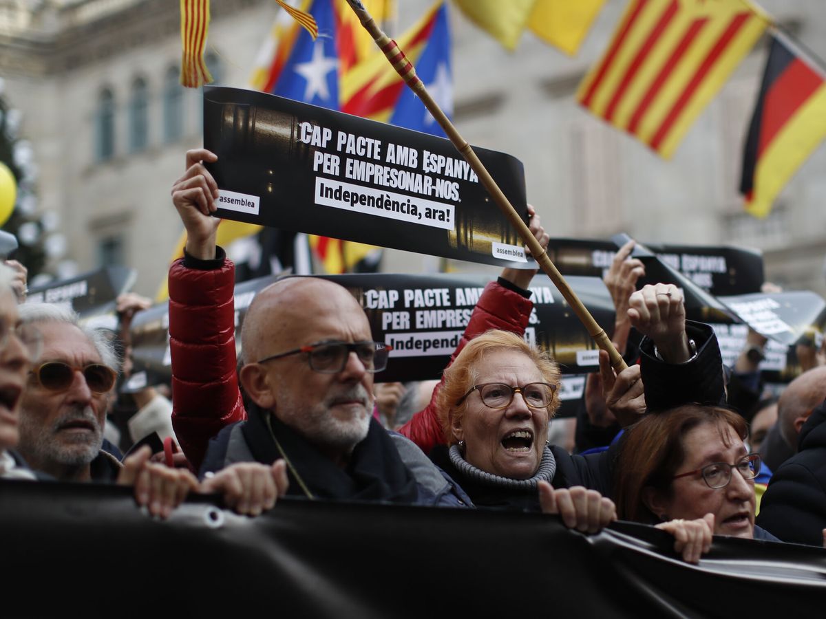 Foto: Miembros de la ANC participan en la manifestación de la Asamblea Nacional Catalana en contra de la derogación del delito de sedición en Barcelona. (EFE/Marta Pérez)