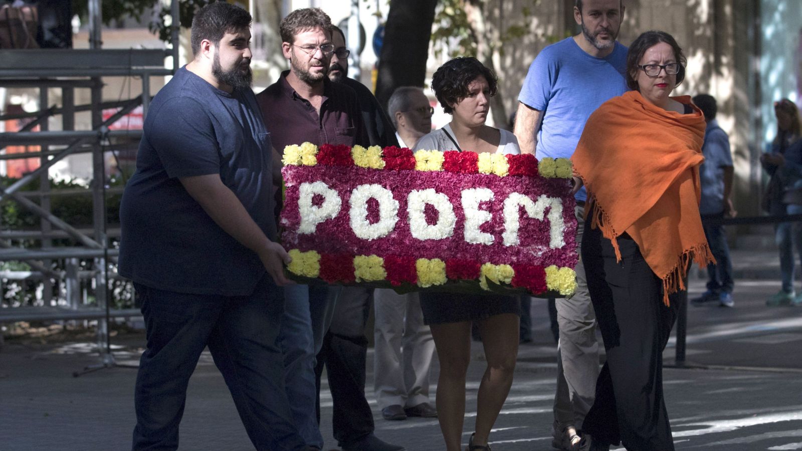 Foto: El líder de Podem, Albano Dante Fachin (2i), en la ofrenda floral al monumento a Rafael Casanova con motivo de la celebración de la Diada. (EFE)