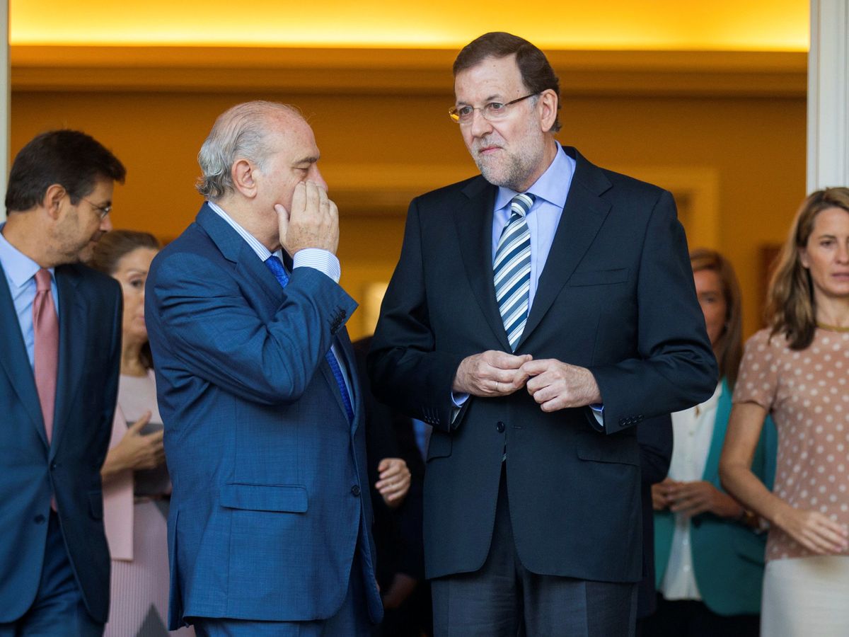 Foto: El exministro del Interior Jorge Fernández Díaz junto al expresidente del Gobierno Mariano Rajoy, en 2014. (Reuters)