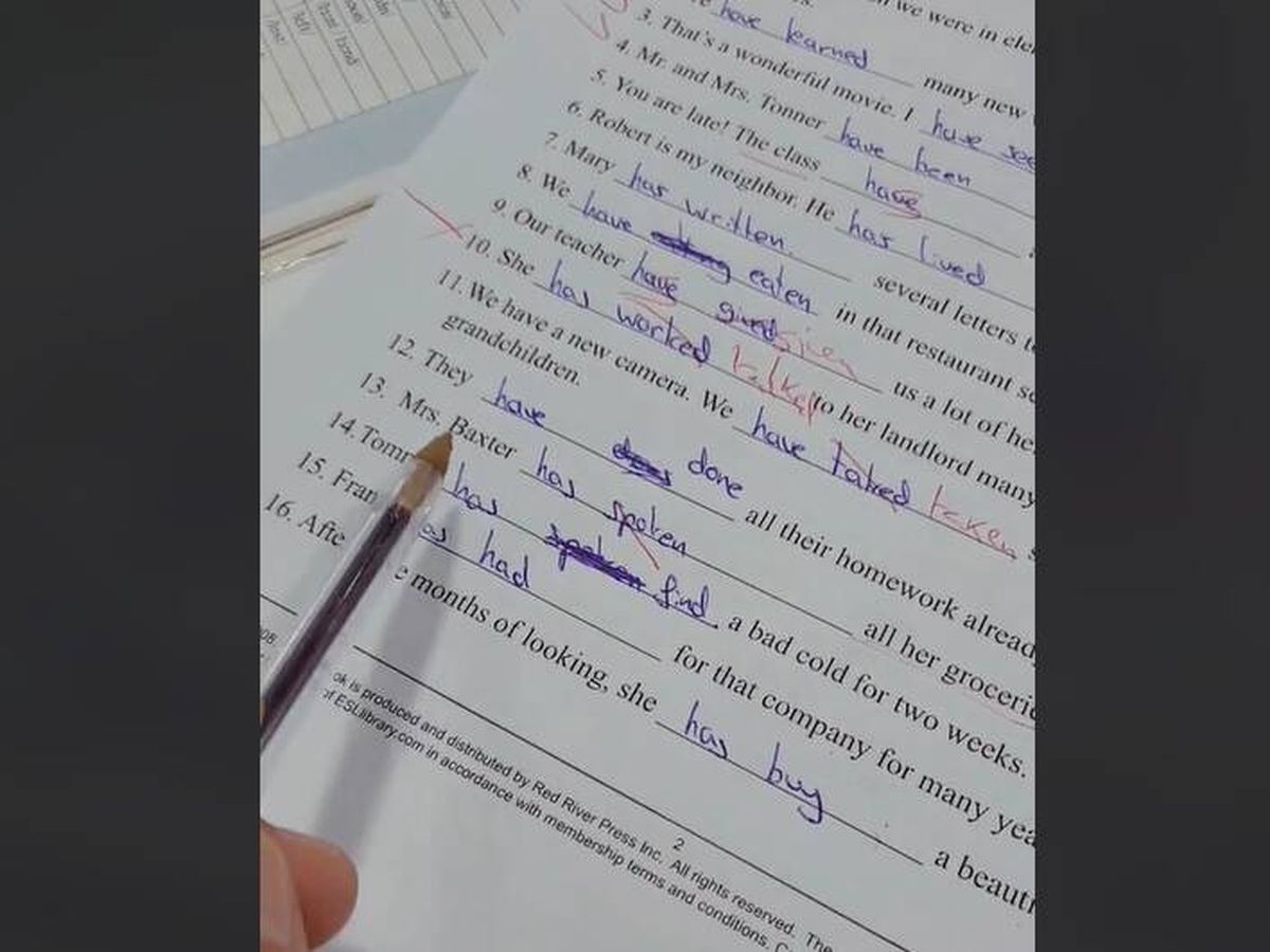 Foto: "Esto está mal, Manuel": un profesor de inglés sube su peculiar forma de corregir exámenes y arrasa en redes (TikTok/@andalusianenglishteacher)