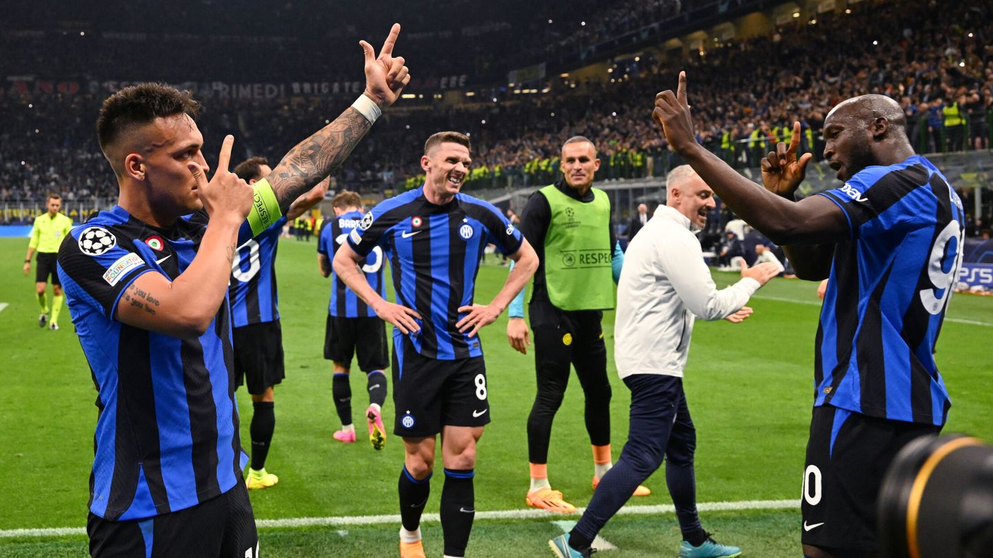 Lautaro y Lukaku celebran un gol ante el Milan. (Reuters/Alberto Lingria).