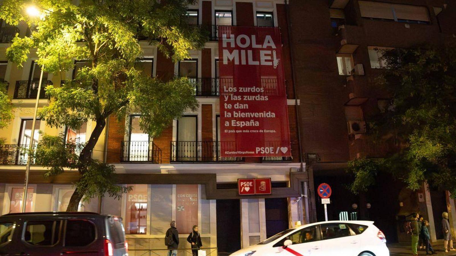 El PSOE recibe a Milei con una pancarta en Ferraz: "Zurdos y orgullosos"