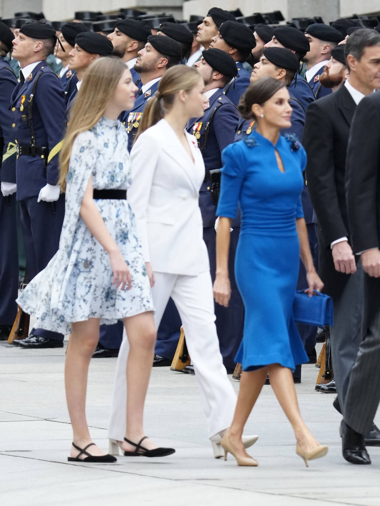 Doña Letizia con sus hijas a su llegada al Congreso. (LP)