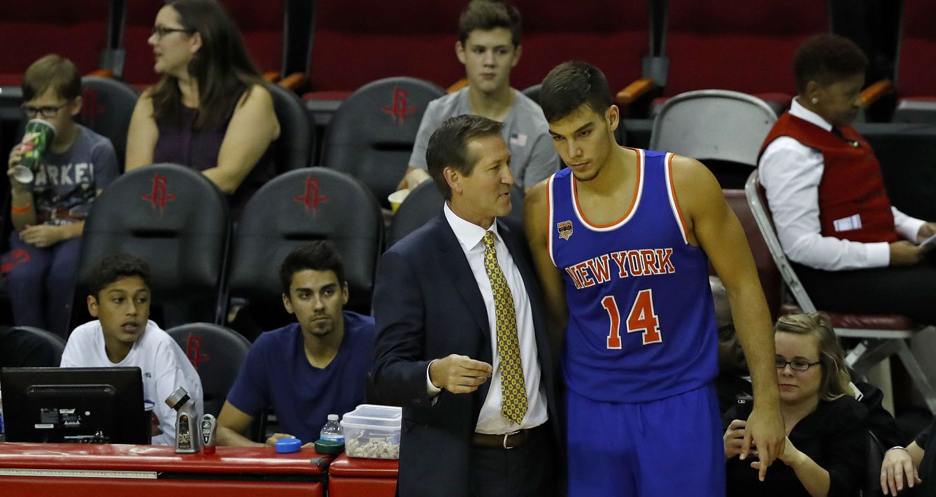 Jeff Hornacek, entrenador de los New York Knicks, habla con Willy Hernangómez (EFE)