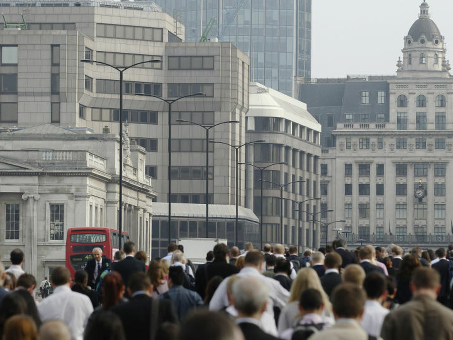 Decenas de ciudadanos caminan hacia sus puestos de trabajo en la City. (REUTERS)