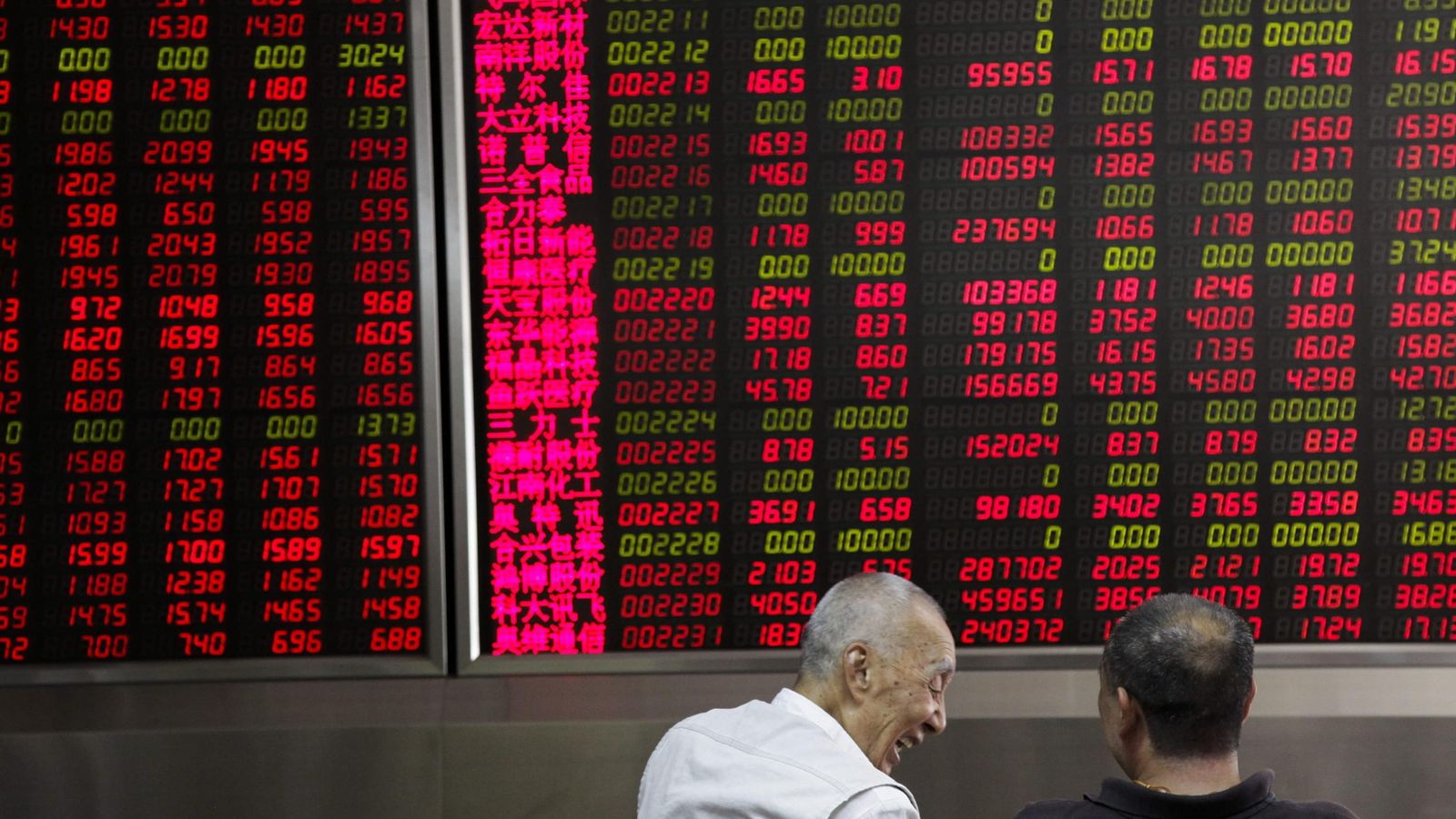 Foto:  Inversores observan la información bursátil en una correduría en Pekín (China). (EFE)
