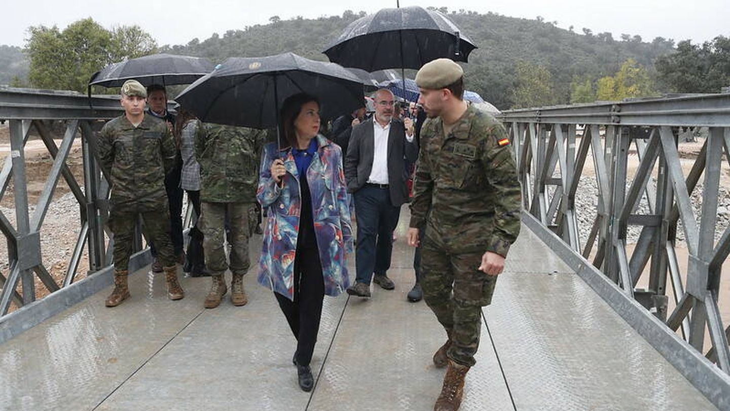 La ministra Robles, esta mañana al visitar el puente levantado por el Ejército. (Defensa)