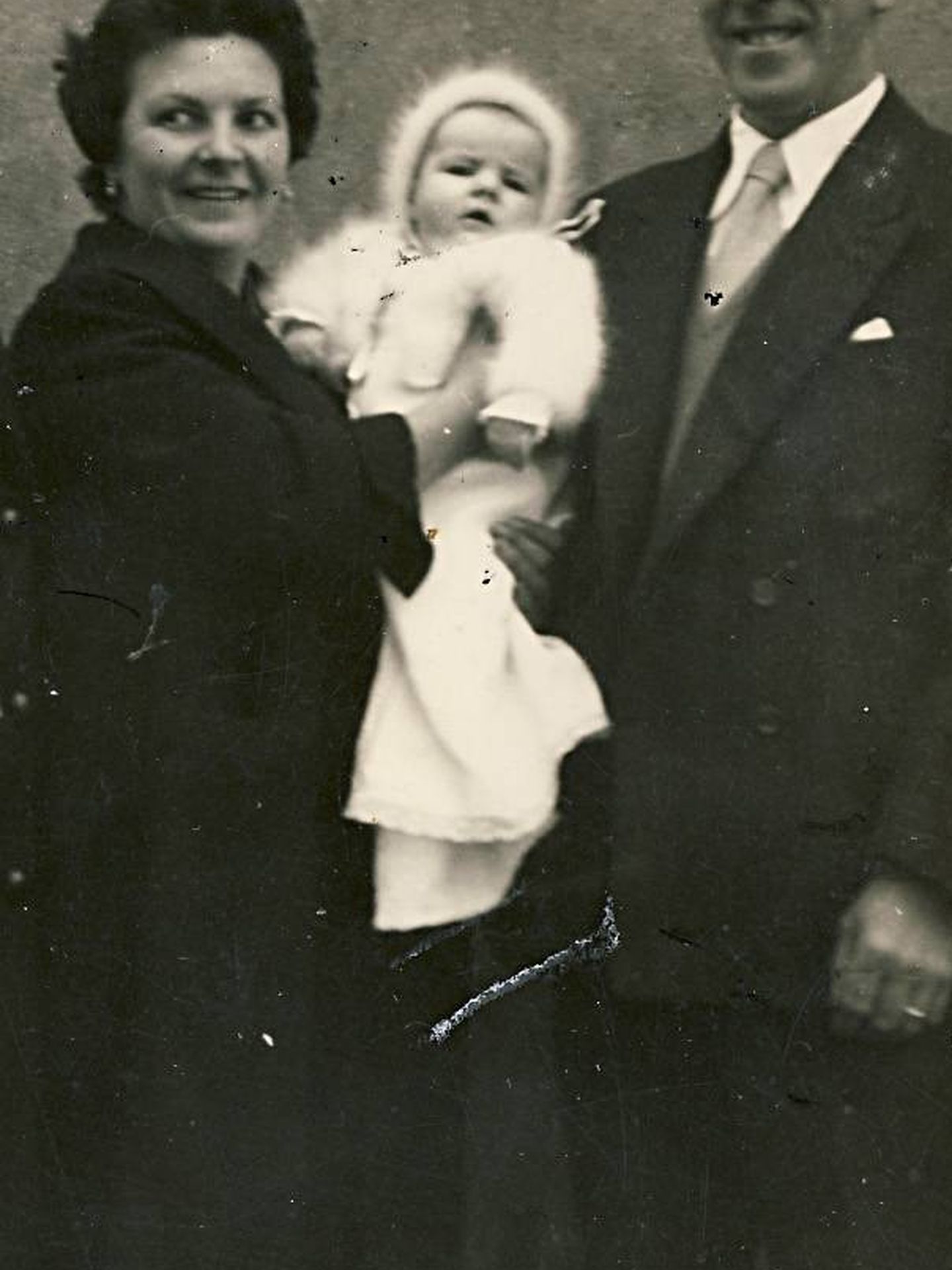 La pequeña Begoña Urroz con sus padres. (Informe del Centro Memorial)