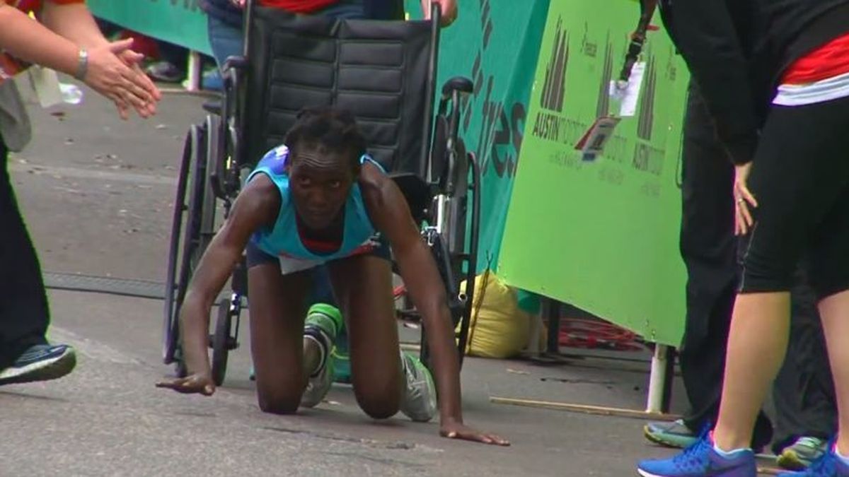 Una atleta se desfonda y llega a gatas a la meta del maratón de Texas