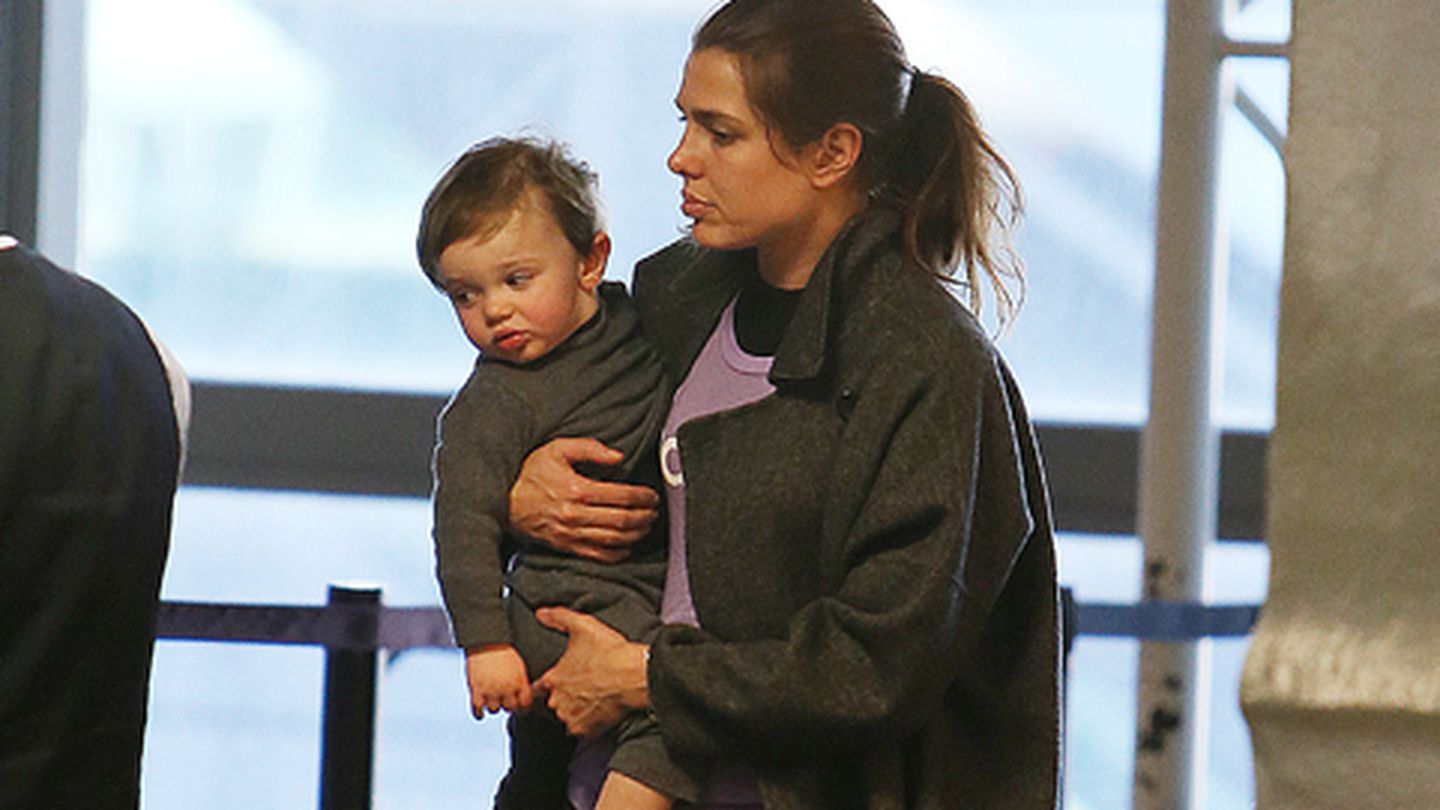 Carlota con su hijo Raphaël en el aeropuerto (Gtres)