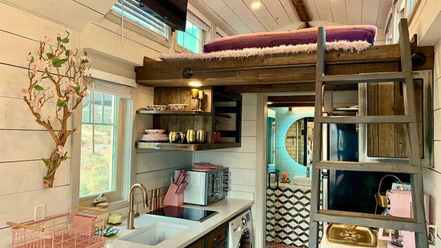 El interior de la coqueta casa cuenta con todo lo necesario para una agradable estancia (Airbnb)
