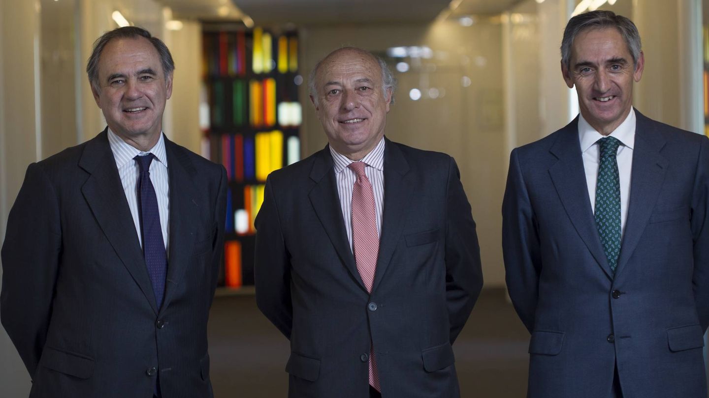 Los abogados Luis de Carlos, José María Segovia y Salvador Sánchez-Terán. (Uría Menéndez)