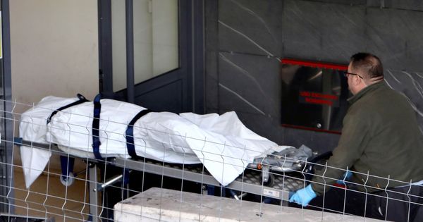 Foto: Un operario traslada el cuerpo de Diana Quer. (EFE)