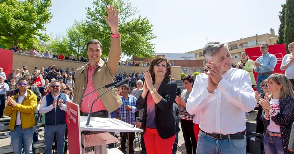 Foto: Pedro Sánchez, con Concha Andreu y Paco Ocón, este 21 de abril en la plaza de Joaquín Elizalde de Logroño. (Borja Puig | PSOE)