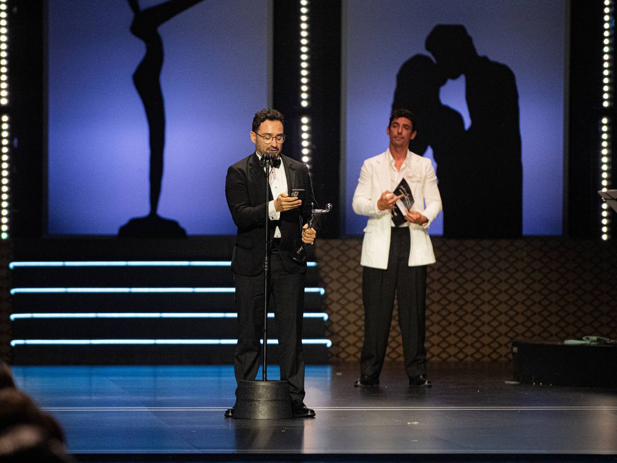 Foto: Juan Antonio Bayona en el escenario de los Premios Platino. (Premios Platino)