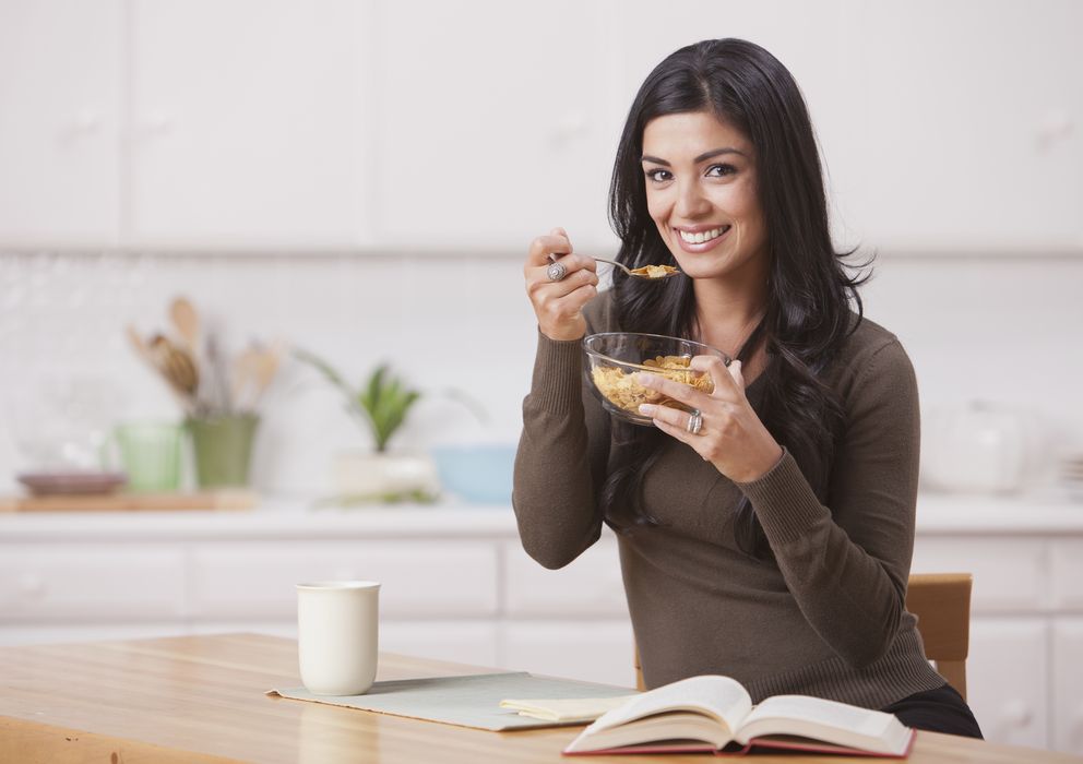 Foto: El desayuno contribuye a regularizar el tránsito intestinal y su repercusión sobre el bienestar digestivo. (Corbis)