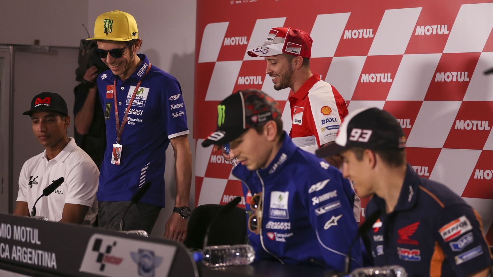 Foto: Rossi, Lorenzo y Márquez, en la rueda de prensa previa al Gran Premio de Buenos Aires (EFE). 