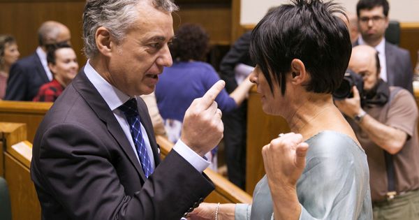 Foto: Urkullu conversa con Maddalen Iriarte en el pleno de control de este viernes en el Parlamento Vasco (EFE).