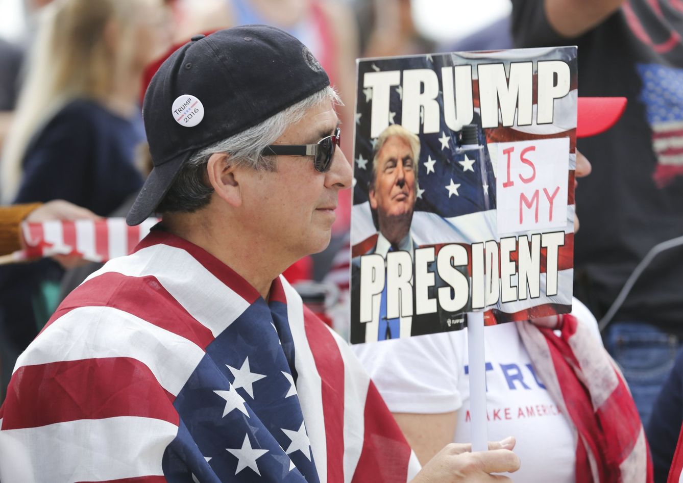 Partidarios de Donald Trump durante una manifestación de apoyo en California, en marzo de 2017. (Reuters)