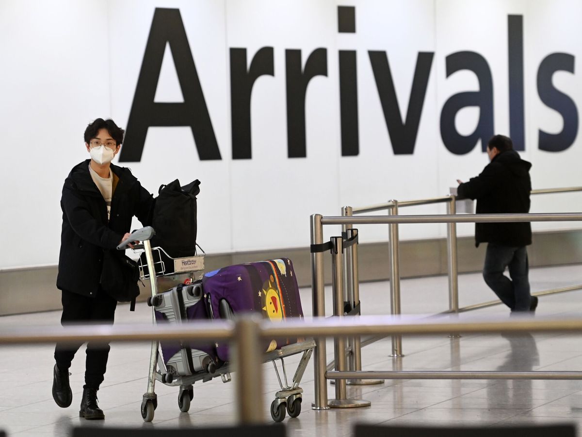 Foto: Una persona procedente de China llega al aeropuerto de Heathrow, en Londres. (EFE/Andy Rain)
