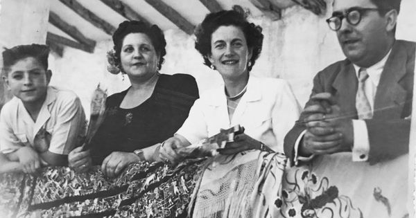 Foto: Piedad de la Cierva (segunda a la derecha) en una foto con familiares, en 1950 (Imagen: Archivo General de la Universidad de Navarra)